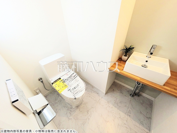 各階にトイレを設けておりますので、朝の忙しい時間などトイレの取り合いで喧嘩になることも少なそうですね。　【練馬区大泉学園町２丁目】