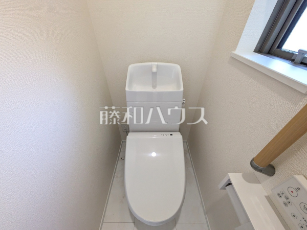 各階にトイレがあると、朝の忙しい時間帯などに便利です。 また、夜中も1階まで下りずにすみます。 　【富士見市鶴瀬西３丁目】
