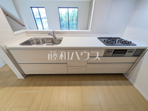 3号棟　キッチン　【八王子市石川町】キッチンからリビングが見えるので、小さなお子様の様子が見えて安心ですね。