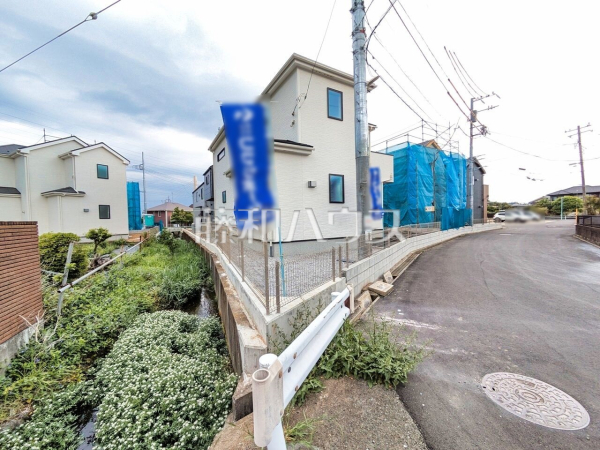 接道状況および現場風景　【日野市百草】 見学はしたいけど、なかなか時間が取れない・・・そんな方に出勤前や仕事終わりにマイホームを見学できるサポートをいたします。 