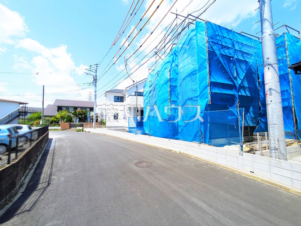 接道状況および現場風景　【日野市百草】 周辺は落ち着いた雰囲気の住宅地です。小さなお子様がいるご家庭も安心です。