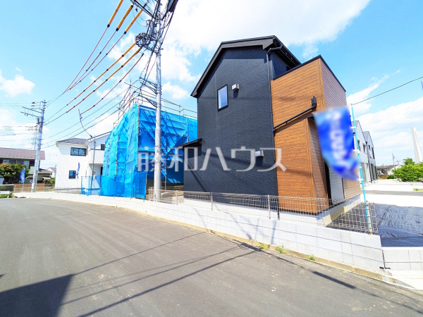 接道状況および現場風景　【日野市百草】 戸建住宅が立ち並ぶ住宅地。静かな時間の流れ。ゆっくりと傾きを変えていく陽の光が清楚な家々を色鮮やかに演出してくれます。