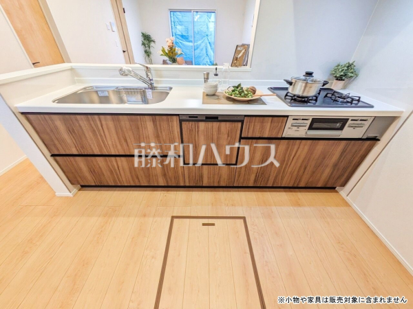 1号棟　キッチン　【日野市百草】
キッチンから見渡せるリビングダイニングで、お料理中も会話が弾みます。キッチンの床下収納は、パントリー代わりのストック場所としても活用できます！
