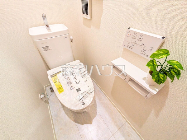 1号棟　トイレ　【日野市百草】
健康は確かな洗浄から。体調の悪いときにも効果的な温水洗浄機能付きトイレ。ご家族一人ひとりのお好みに合わせてご使用頂けます。トイレは各階に設けました。