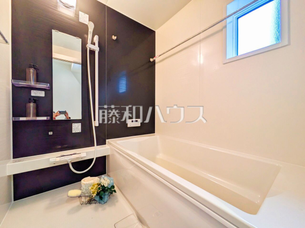 1号棟　浴室　【日野市百草】
ゆったり1坪サイズの浴室で1日の疲れをリセット。足を伸ばして入れるバスタブで、ゆっくり一日の疲れを癒して下さい。ランドリーパイプも２本かけられる設備があります。