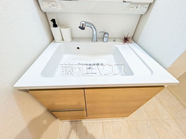 1号棟　洗面室　【日野市百草】
洗面ボウルは広々平らな底面なので付け置き洗い等できます。深さがあるので水も飛び散らず使い勝手便利です。　