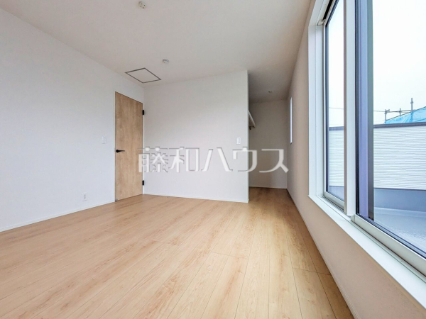 1号棟　居室　
木目が美しいウッディなフローリングの居室は、穏やかで心安らぐ空間となるでしょう。こちらの7帖の洋室には、WICを完備しているため、オフシーズンのお荷物やキャリーケースも収納できます。