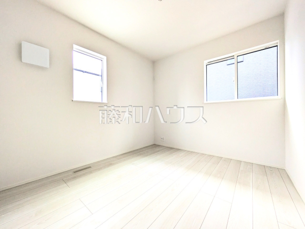 2号棟　居室　【日野市百草】
幼い頃のたくさんの想い出が詰まった実家の部屋。それは特別な場所としていつまでも心に残っています。いつかこの部屋が子供たちにとってのそのような場所になるのかな？　