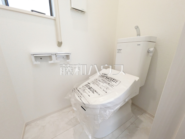 《1号棟　トイレ》各階にトイレがあると、階段の上り下りをせずに済むため就寝時なども便利です。　　【府中市分梅町３丁目】

