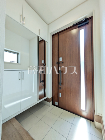 《1号棟　玄関》玄関には姿見がございます。身だしなみを最終チェックをして出掛けましょう！　　【府中市分梅町３丁目】
