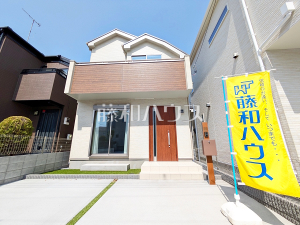 《1号棟　外観》 白を基調とした明るめの配色で、柔らかくほっこりとした姿のマイホームです。暖かみのある木目も配し、優しい色使いでコントラストを抑え落ち着きある家を演出しています。 【府中市分梅町３丁目】