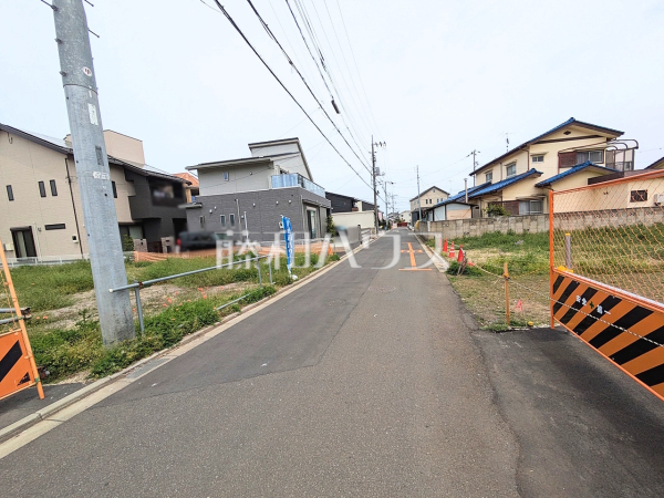 接道状況および現場風景　【富士見市大字水子】住まいの事なら地元で豊富な実績を誇る、地域密着の当社へお任せ下さい！