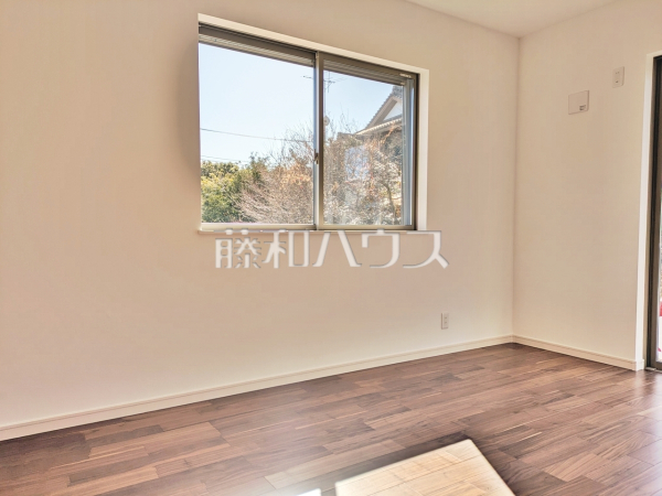 居室　【日野市落川】
木目が美しいウッディなフローリングの居室は、穏やかで心安らぐ空間となるでしょう。