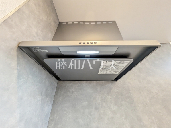 キッチン　【日野市落川】
お手入れのしやすいレンジフードは見た目もスッキリしていて、料理時の油煙やニオイを効率的に外に出せます。　