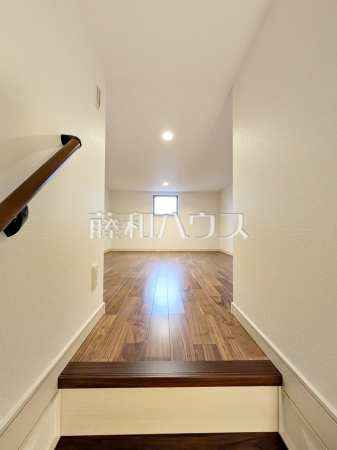 小屋裏収納　【日野市落川】固定階段式小屋裏収納は、季節物やスーツケース等かさばる物の収納に役立ちます。　