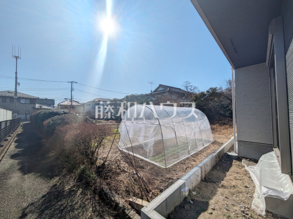 庭　【日野市落川】
日当たりのよいお庭で、ひなたぼっこやガーデニングを楽しむのはいかがでしょう。