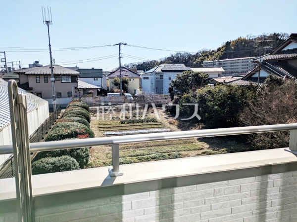 バルコニー眺望　【日野市落川】
豊かな緑・澄んだ青い空は、表情豊かに四季折々の景観を楽しませてくれることでしょう。
この場所から新しい家族の時間を紡いでくれます。