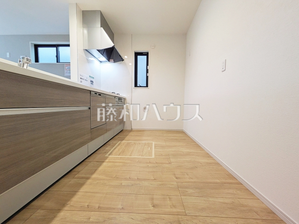 会話の弾む対面キッチンは自然とご家族の中心に。家族団らんの時間が増えることでしょう。　【練馬区石神井台７丁目】