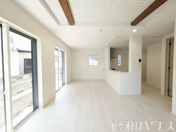 2号棟　リビング　【小牧市藤島２丁目】