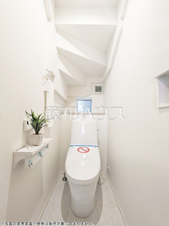 トイレはウォッシュレット付き、窓を設けた明るい空間で換気も可能　【練馬区土支田３丁目】