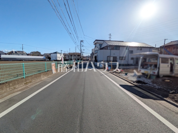 前面道路6mなので、運転が少し苦手な方でも運転・駐車がしやすそうですね。【練馬区西大泉５丁目】