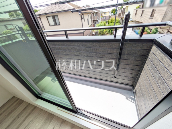 A号棟　バルコニー　【調布市深大寺元町４丁目】バルコニーがある2階に水回りを配置し家事動線も快適