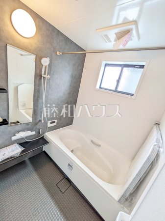 A号棟　浴室　【調布市深大寺元町４丁目】
窓付き浴室はしっかり換気ができていつも清潔に、毎日のバスタイムが楽しみになります。　