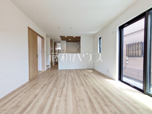 B号棟　リビング　【調布市深大寺元町４丁目】
対面キッチンを採用したリビングは明るく開放感を主として設計しました。一日の中で一番長く家族が集まる場所だから機能性と利便性を重視しました。　