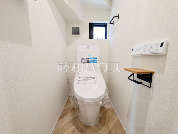 B号棟　トイレ　【調布市深大寺元町４丁目】
各階にトイレがあると、階段の上り下りをせずに済むため就寝時なども便利です。　
