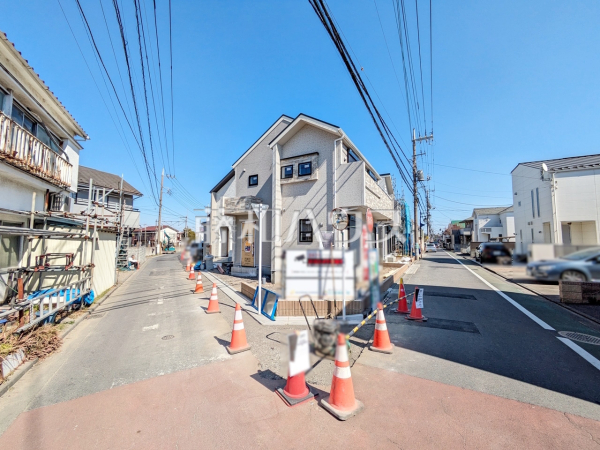 接道状況および現場風景　【府中市小柳町５丁目】 同時期に生活をスタートさせるご家族の多い分譲地は、困ったときも心強い存在になりそうですね！ 