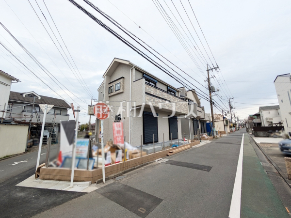 接道状況および現場風景　【府中市小柳町５丁目】各棟、個性的な間取りでご家族皆様のニーズにこたえます。8家族のために、明るく寛ぎに満ちた間取りをご用意しています。