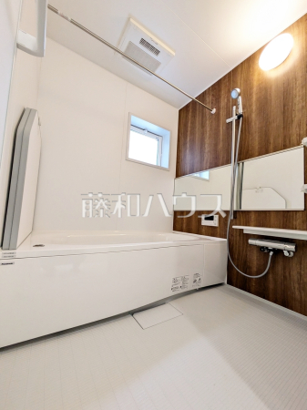 7号棟　浴室　【府中市小柳町５丁目】
窓付き浴室はしっかり換気ができていつも清潔に、毎日のバスタイムが楽しみになります。　