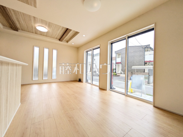 7号棟　リビング　【府中市小柳町５丁目】
採光溢れるリビングで、家族団らんのひと時をお過ごし下さい。　