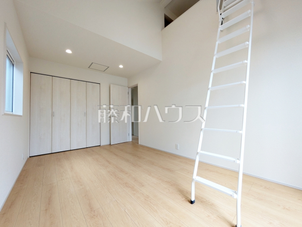 7号棟　居室　【府中市小柳町５丁目】
各居室にはクローゼットを完備し、家具を置くスペースが確保しやすい設計がされております。　