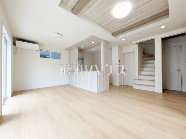 7号棟　リビング　【府中市小柳町５丁目】
リビングに床暖房があるので足元ぽかぽか、家族の集まる空間を暖めます。　