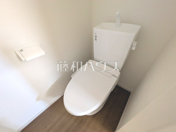 少ない水でも常にキレイを保ち、汚れが付きにくいトイレ！【三鷹市大沢５丁目】1号棟　トイレ　　