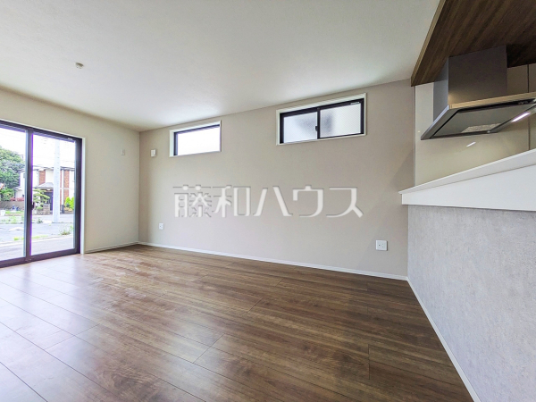 3号棟　リビング　【三鷹市大沢５丁目】
LDKには大きな窓が施され、明るさと通風を確保した快適な空間です。　