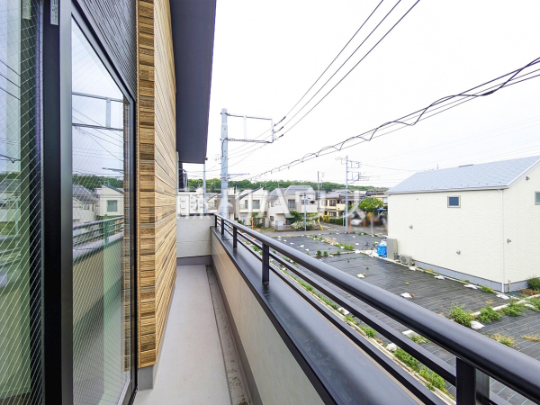 3号棟　バルコニー　【三鷹市大沢５丁目】居室から直接バルコニーへ出られる為、晴れた日は布団を干すことができます。太陽の匂いがする布団で寝るのは癒しのひと時です！