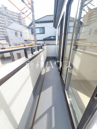 バルコニーは二部屋分の長さがあり、洗濯物やシーツ類など干すのに便利な広さです。また南向きのため日差しも行き届き、洗濯物もよく乾きます。【富士見市鶴瀬東２丁目】