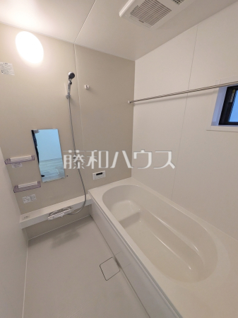 白を基調とした清潔感あふれるバスルームです 　【富士見市鶴瀬東２丁目】