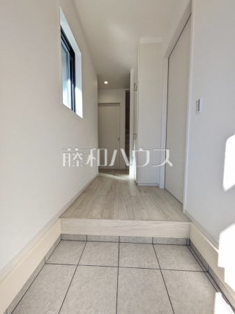 自然光を取り入れ明るい空間になるよう設計された玄関ホールです。　【富士見市鶴瀬東２丁目】