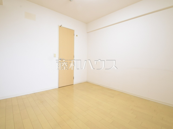 木目が美しいウッディなフローリングの居室は、穏やかで心安らぐ空間となるでしょう。
居室　【コスモ・ザ・パークス清瀬の森】