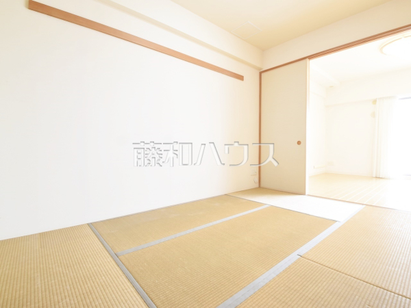 畳はクッション性があり怪我に繋がりにくいため、和室はお子様を遊ばせるのにちょうど良い空間です。　
居室　【コスモ・ザ・パークス清瀬の森】