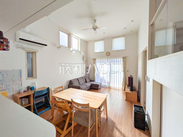  天井を高くする事で部屋がより広く開放的になるよう、リビングの天井を3.5mに設計してあります。 　【練馬区大泉町４丁目】