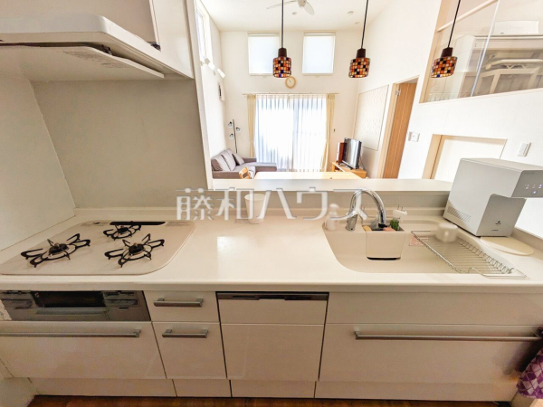  カウンターキッチン越しでの会話が、家族団らんのスタートです。 　【練馬区大泉町４丁目】