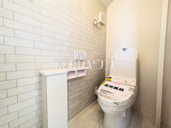 2号棟　トイレ　【練馬区三原台１丁目】
ウォシュレット付きトイレ！リビング・お風呂に続いて意外と癒しの空間かも！？　