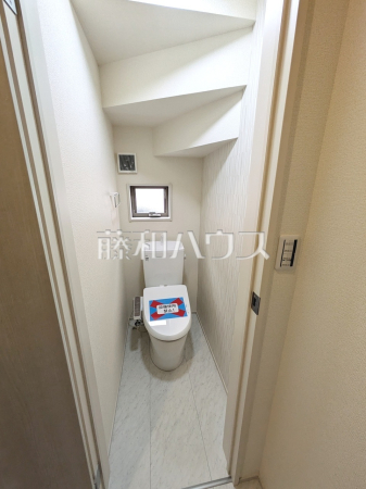 各階にトイレがあると、階段の上り下りをせずに済むため就寝時なども便利です。【志木市柏町６丁目】