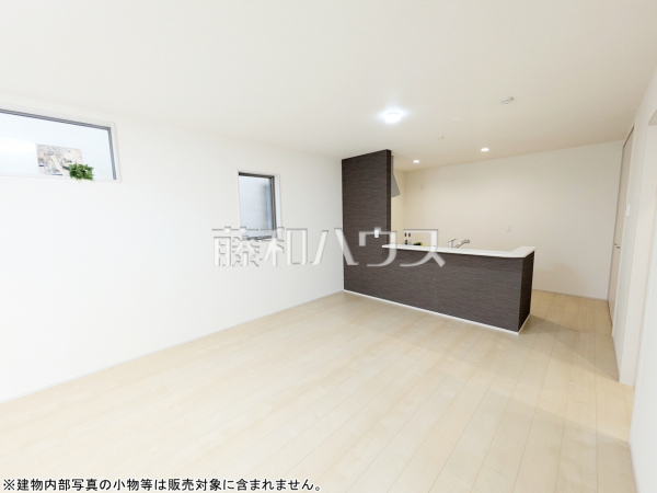 約18.25帖のゆったりリビング。家族でテーブルを囲む素敵な時間をお愉しみ下さい。 　【志木市柏町６丁目】