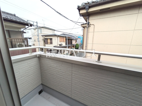 バルコニーは二部屋分の長さがあり、洗濯物やシーツ類など干すのに便利な広さです。　【志木市柏町６丁目】