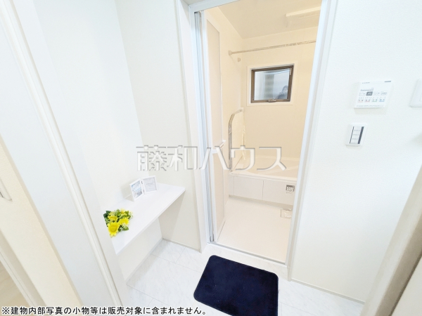 洗面室は、急いでいる朝でも二人で使える広さになっております。　【志木市柏町６丁目】